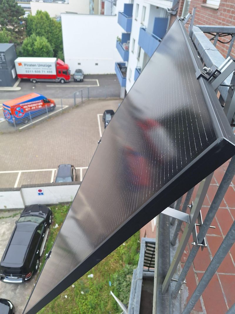 Montage eines PV-Moduls auf der Dach-Unterkonstruktion
