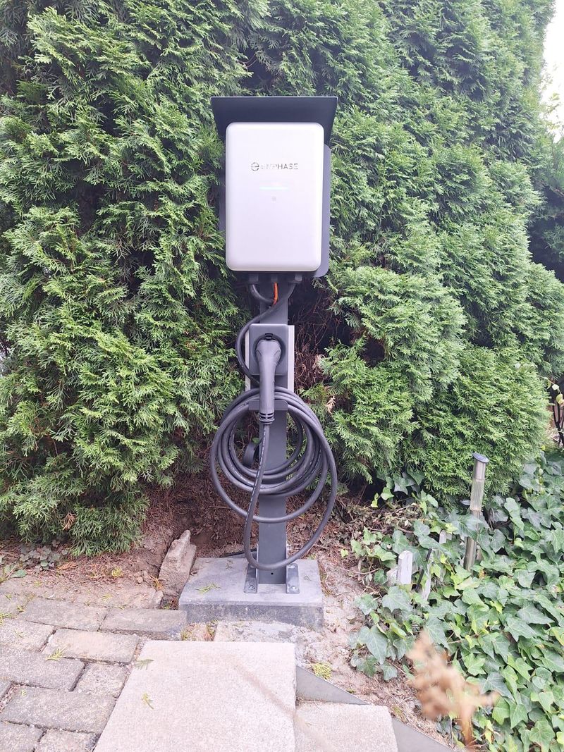 Stromspeicher und Ladepunkt im Außenbereich