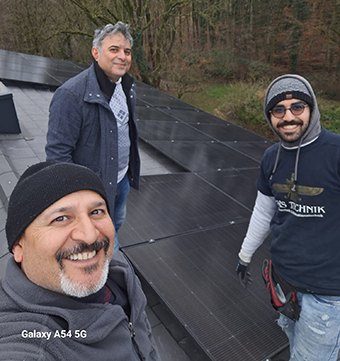 Das Team von Rhein Elektrik bei der PV-Montage auf dem Dach